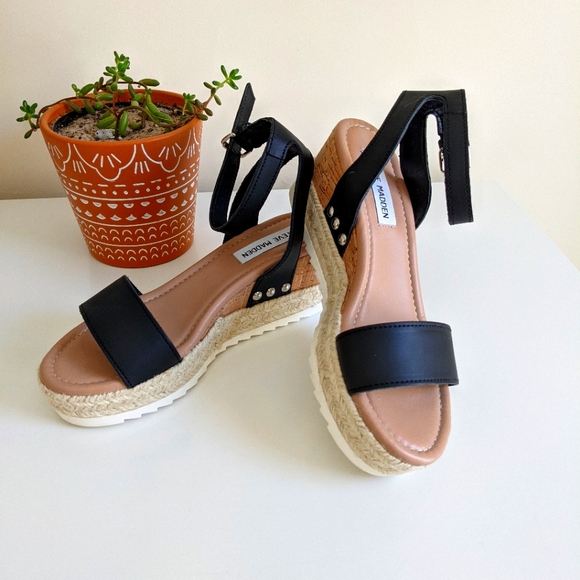 Steve Madden Shoes - New Steve Madden platform sandals